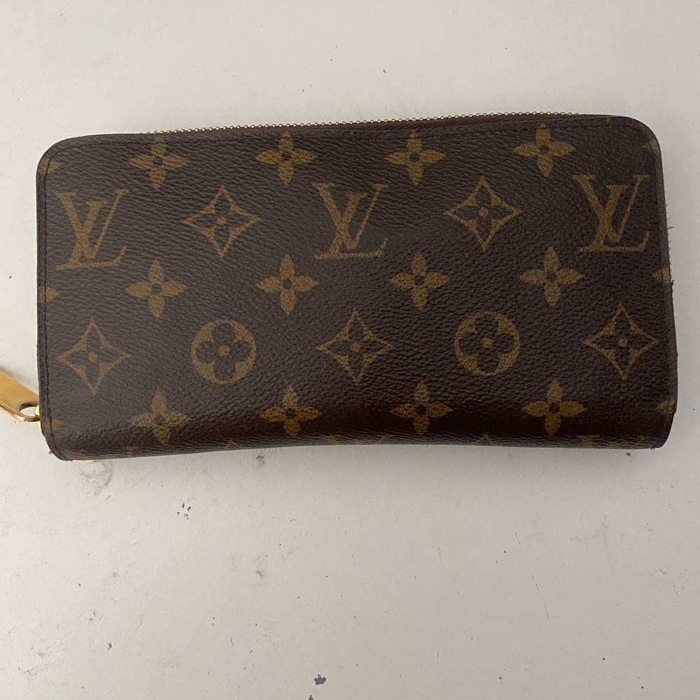 Louis Vuitton zippy wallet